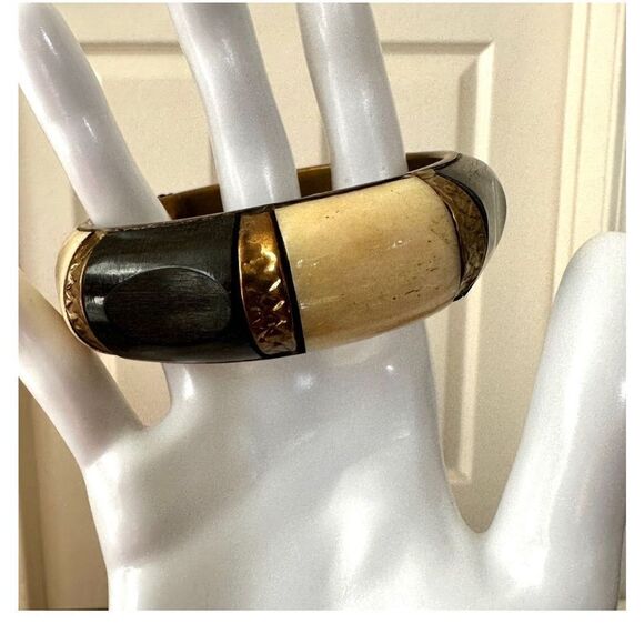 Bone black and brass bangle bracelet - Picture 4 of 8